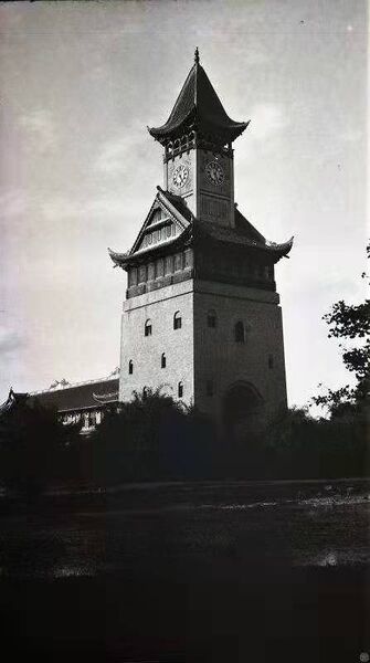 File:华西协合大学-科里斯纪念钟楼-西南-1926-黑白扫描照.jpg
