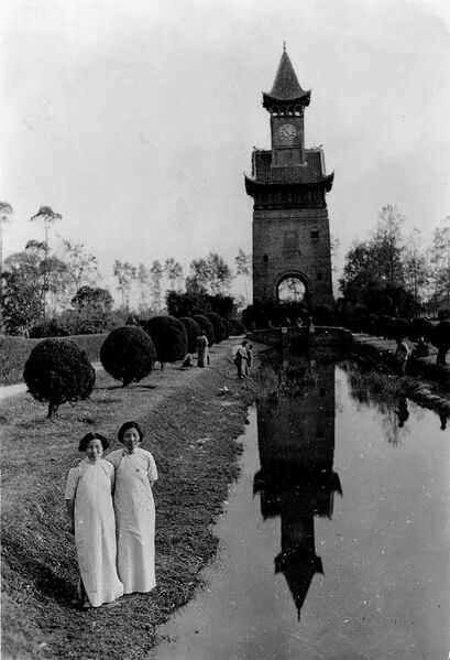 File:华西协合大学-科里斯纪念钟楼-北-1926-两位女学生在钟楼前合影.jpg