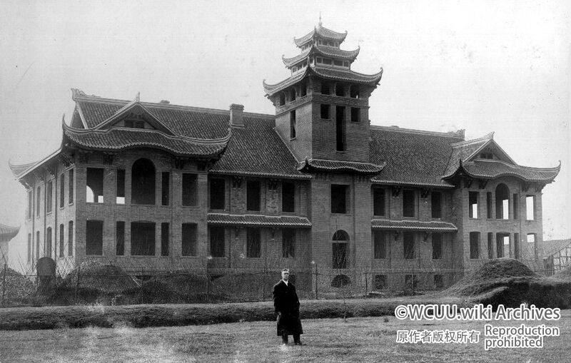 File:华西协合大学-理学院-赫斐院-北-1920-修建中-能贤哲站在建筑前.jpg
