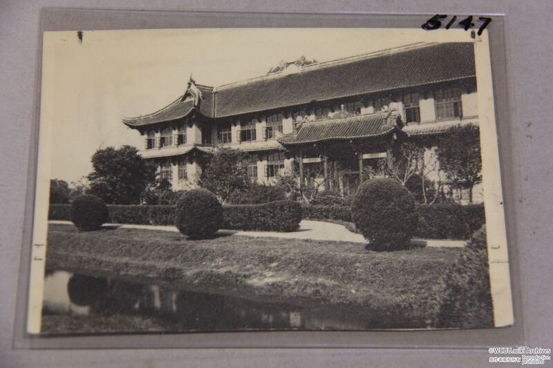 File:华西协合大学-生物楼-嘉德堂-西-正门和北翼楼-1940年代拍摄.jpg