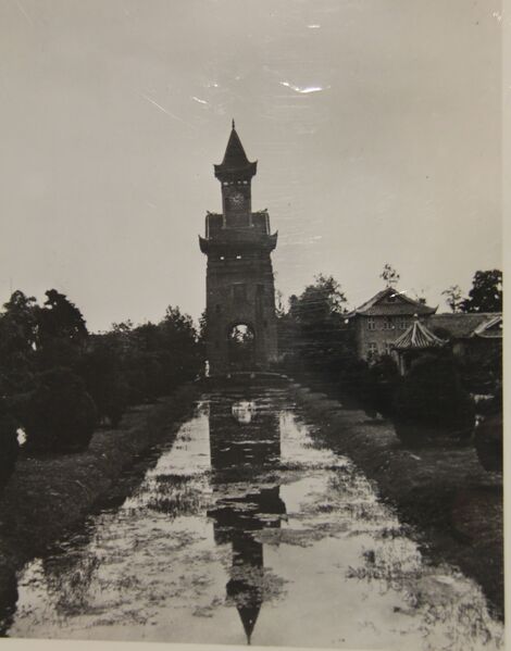 File:华西协合大学-科里斯纪念钟楼-北-1926-钟楼与倒影.jpg